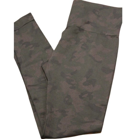2/$20 🏷 Maurices Camo Leggings Size M - Picture 1 of 2
